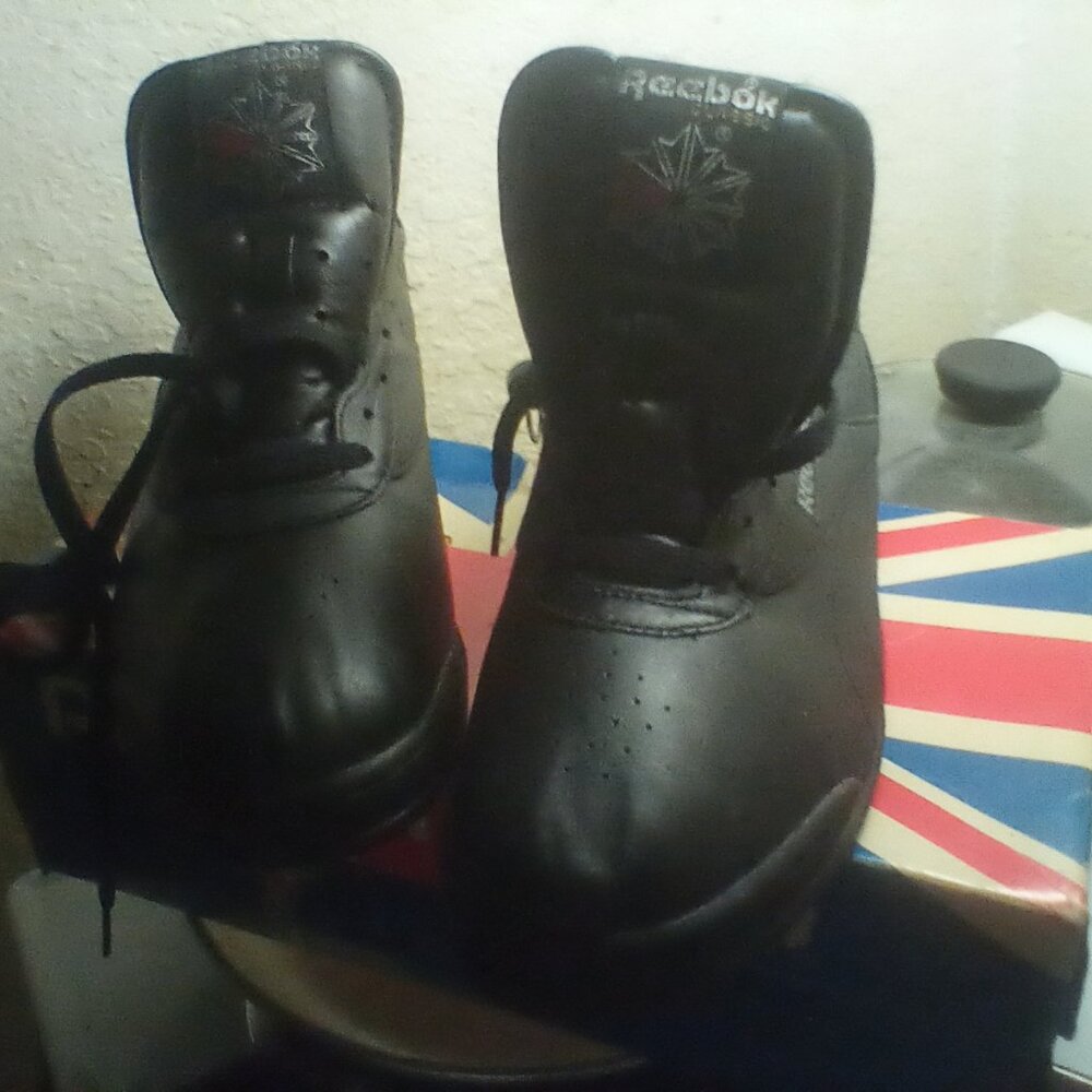Mens size 10 black Rebocks New